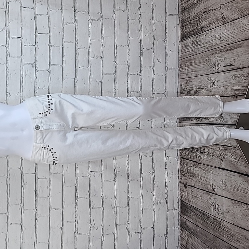 American Eagle Classic Cotton Blend Low Rise Stud Pocket Skinny Jean in White